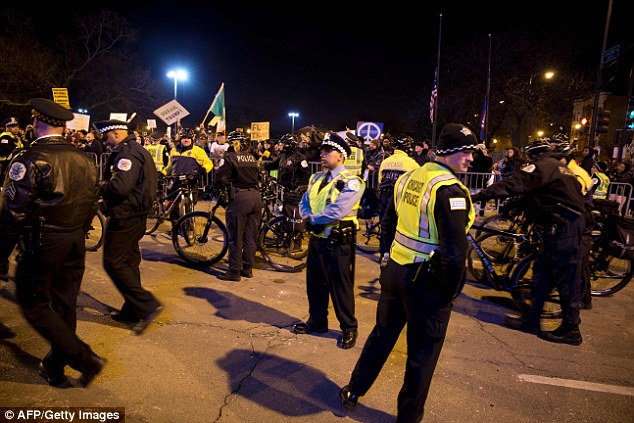 Police officer wounded during Trump rally in Chicago - VIDEO